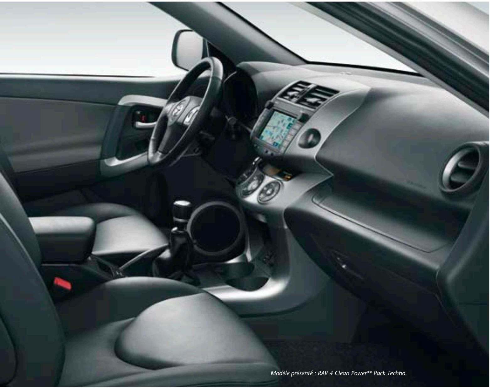 TOYOTA RAV 4 - Rouler en RAV 4 doit être aussi un plaisir pour les passagers. C'est pourquoi Toyota a apporté un soin extrême à tous ces petits "plus" qui font de chaque trajet un réel enchantement. - 1
