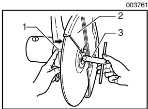 MAKITA 2414DB - Removing or installing cut-off wheel - 1
