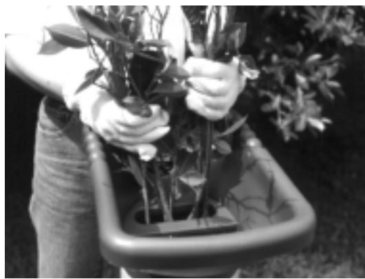 MCCULLOCH MCS2001 - 4-5. FEEDING TWIGS AND SMALL BRANCHES - TOP HOPPER - 1