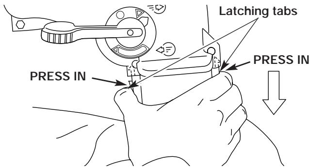 MTD YMESV1300 - EMPTYING THE VACUUM BAG - 3