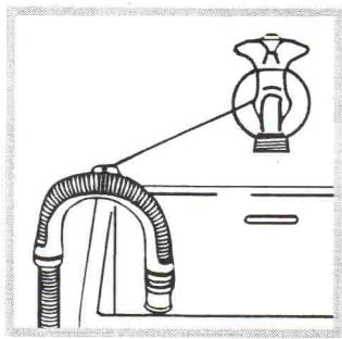 HOTPOINT-ARISTON LAVANTE-SECHANTE AMD 145 - Raccordement du tuyau de vidange - 2