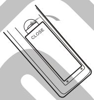 LISTO 2P-TNT-950 - Insertion des piles dans la télécommande - 3