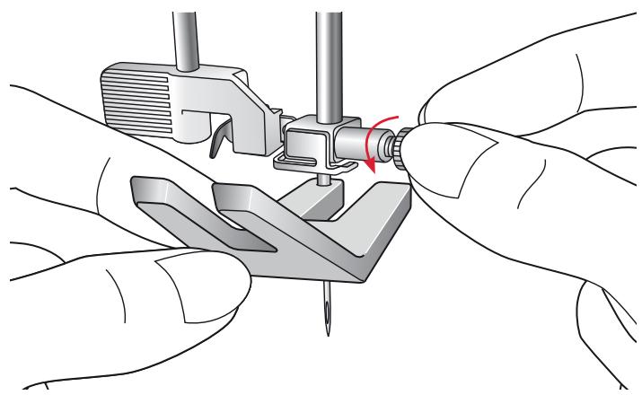 PFAFF AMBITION 1.0 - Insérez le pied-de-biche - 1