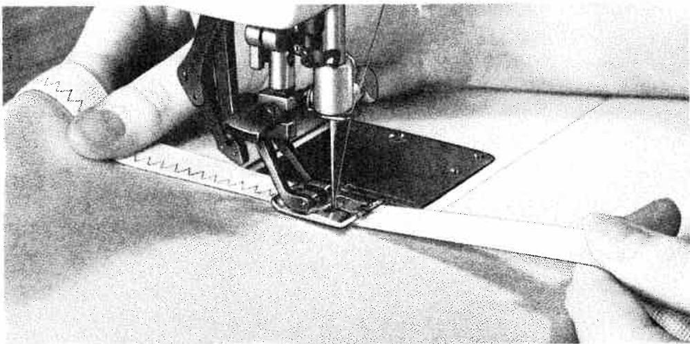 PFAFF 1222, 1222E - Sewing on elastic - 2