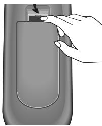 DAEWOO TVCR210 - Fitting the remote control's batteries - 2