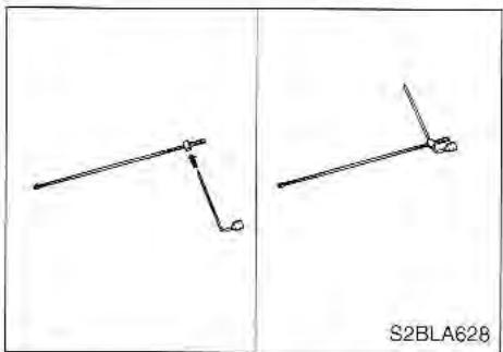 KIA SORENTO 2003 - Rangement du cric et des outils - 1
