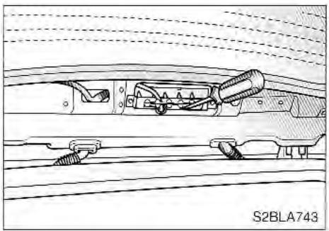 KIA SORENTO 2003 - Remplacement de l'ampoule du feu stop surélévé - 1