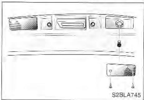 KIA SORENTO 2003 - Remplacement de l'ampoule du feu stop surélévé - 3