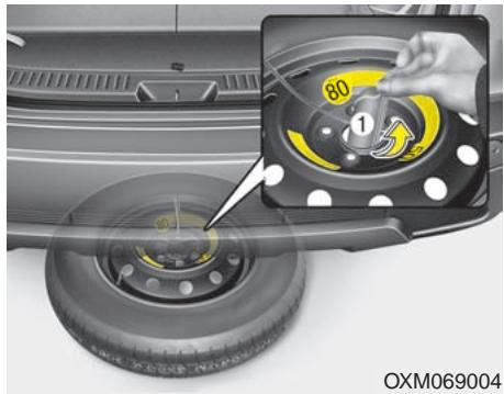 KIA SORENTO 2012 - Sortir et ranger la roue de secours - 2