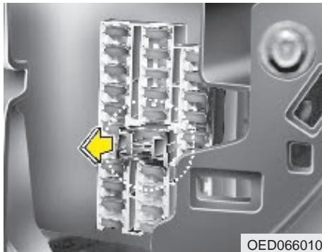 KIA CEED 2009 - Remplacement du boîtier de fusibles du tableau de bord - 2