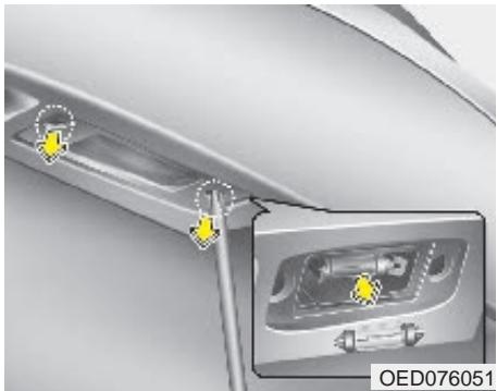 KIA CEED 2009 - Remplacement d'un feu stop surélevé (le cas échéant) - 1