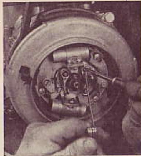 PIAGGIO VESPA 400 - Reglage de l'ecartement des contacts du rupteur - 1