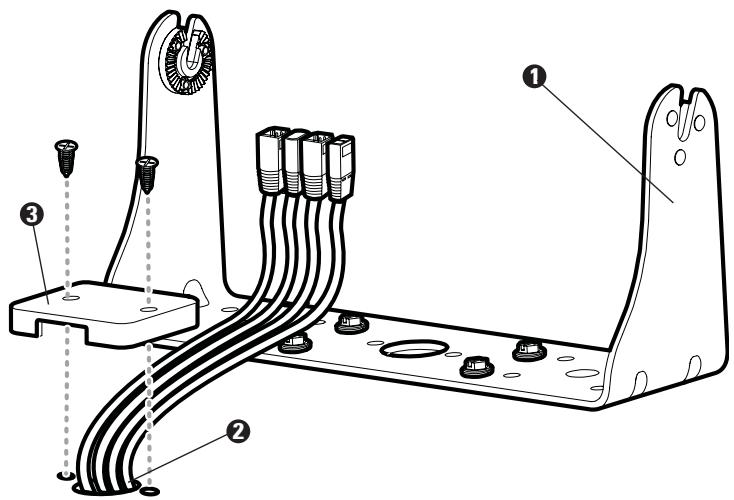 HUMMINBIRD 917C - Câbles achemés derrière le support de montage - 1