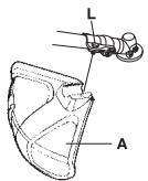 MCCULLOCH T22LCS - Fitting the trimmer guard and trimmer head (T22LS) - 3