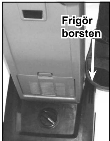 NILFISK GU 455-DUAL - Dra alltid ur sladden fran el-uttaget innan underhãll av maskinen! - 3