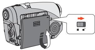 AIPTEK HDDV 8000 - De klep van het batterijvak openen. - 1