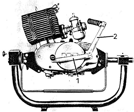 MZ ETZ 125 - Dépose du couvercle d'embrayage - 1