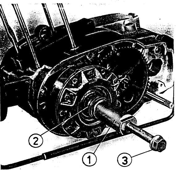 MZ ETZ 125 - Demonter l'embrayage et la commande primaire - 1