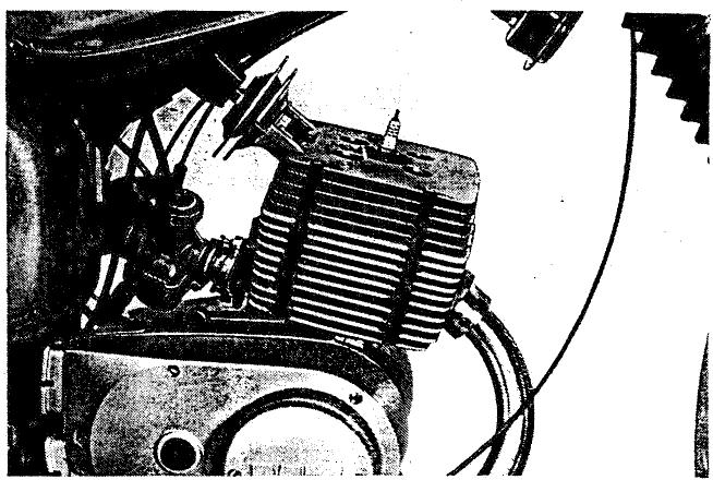 MZ ETZ 125 - Suspension de moteur au couvercle de cylindre - 1