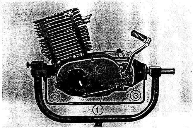 MZ ETZ 125 - Dépose du couvercle d'embrayage - 1