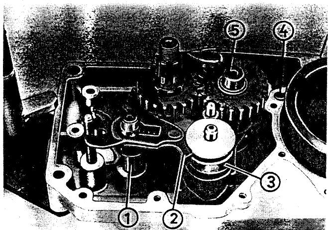 MZ ETZ 125 - Montage du vilebreguin, de la boite de vitesses à engrenages et de l'arbre de changement de vitesses à engrenages - 4