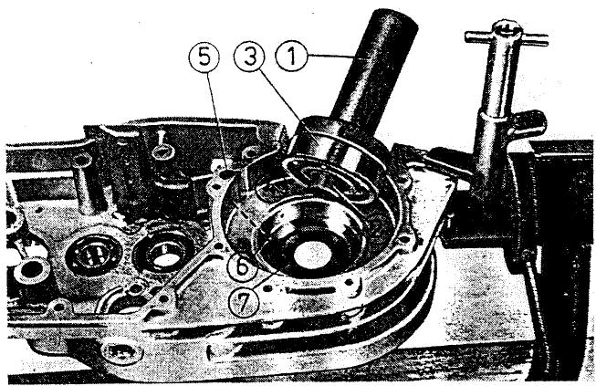 MZ ETZ 125 - Prémontage du demi-carter gauche - 7