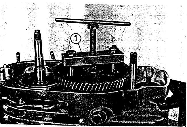 MZ ETZ 125 - Demonter l'embrayage et la commande primaire - 3