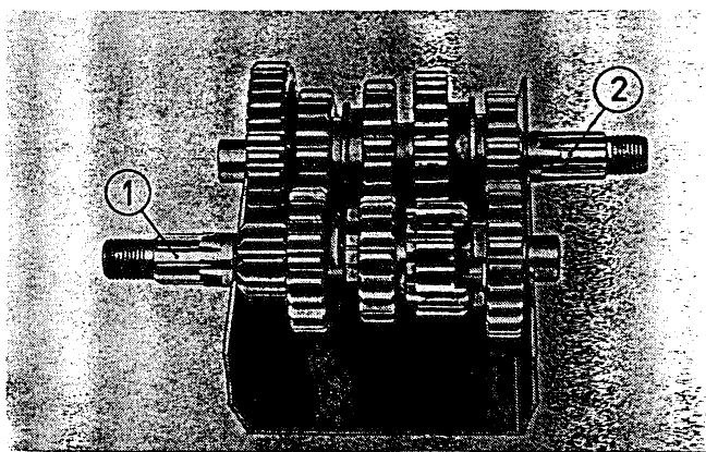MZ ETZ 125 - Emplacer les deux arbres d'engrenages dans le coffret de montage - 1