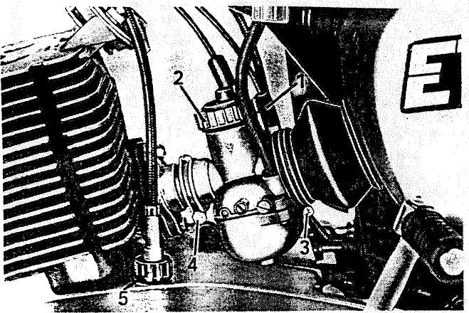 MZ ETZ 125 - Dépose du carburateur - 1