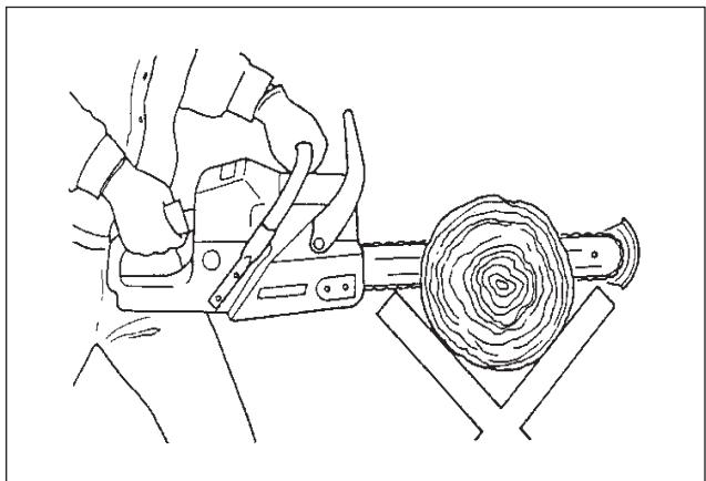 ECHO CS-370 - Vérification du graissage de châine - 3