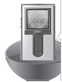 IRIVER H10 JR - Mise en marche - branchement de l'adaptateur à la station d'accueil - 1