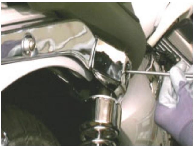 MOTO GUZZI NEVADA CLASSIC 750 IE - DEPOSE DE LA SUSPENSION ARRIERE - 1