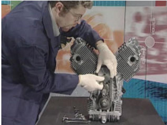 MOTO GUZZI NEVADA CLASSIC 750 IE - RETRAIT DU CARTER DE DISTRIBUTION - 5