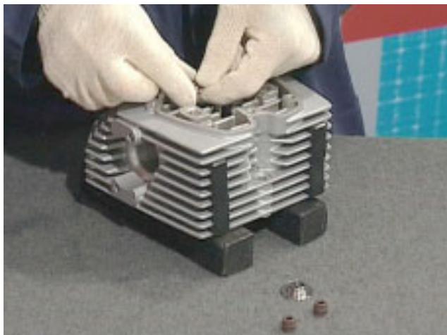 MOTO GUZZI NEVADA CLASSIC 750 IE - OPÉRATION DE RECTIFICATION DES SIÉGES DE SOUPAPES - 8