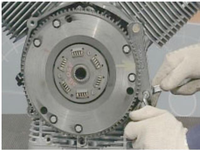 MOTO GUZZI NEVADA CLASSIC 750 IE - DÉMONTAGE DU PLATEAU D'EMBRAYAGE ET DU DISQUE - 1