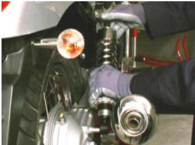 MOTO GUZZI NEVADA CLASSIC 750 IE - DEPOSE DE LA SUSPENSION ARRIERE - 5