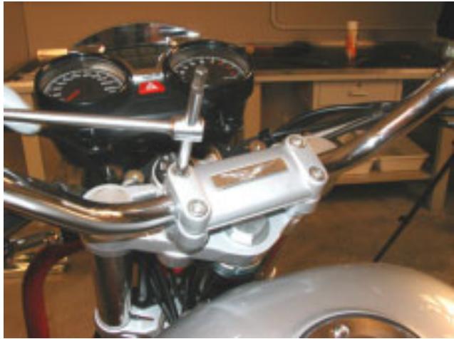 MOTO GUZZI NEVADA CLASSIC 750 IE - RÉGLAGE DU JEU AUX ROULEMENTS DE DIRECTION - 1