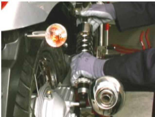 MOTO GUZZI NEVADA CLASSIC 750 IE - REPOSE DE LA SUSPENSION ARRIERE - 1