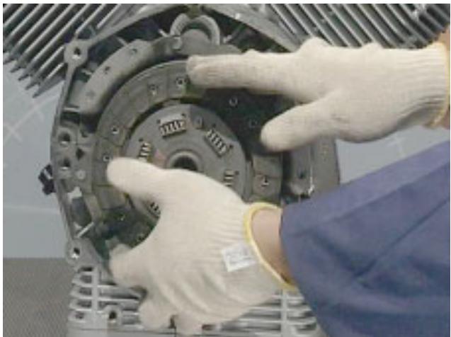 MOTO GUZZI NEVADA CLASSIC 750 IE - DÉMONTAGE DU PLATEAU D'EMBRAYAGE ET DU DISQUE - 4