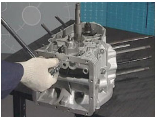 MOTO GUZZI NEVADA CLASSIC 750 IE - MONTAGE DE LA SOUPAPE DE REGLAGE DE PRESSION D'HUIL - 2