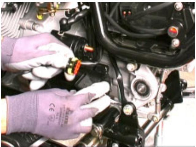 MOTO GUZZI NEVADA CLASSIC 750 IE - REPOSE DU MOTEUR DANS LE CADRE - 12