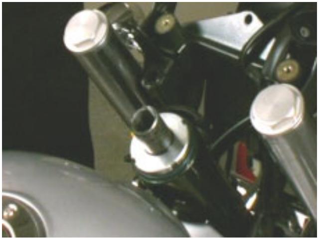 MOTO GUZZI NEVADA CLASSIC 750 IE - RÉGLAGE DU JEU AUX ROULEMENTS DE DIRECTION - 5