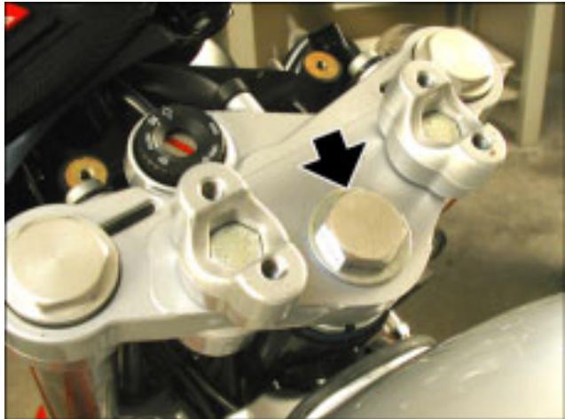 MOTO GUZZI NEVADA CLASSIC 750 IE - RÉGLAGE DU JEU AUX ROULEMENTS DE DIRECTION - 3