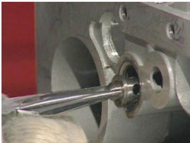 MOTO GUZZI NEVADA CLASSIC 750 IE - MONTAGE DE LA SOUPAPE DE REGLAGE DE PRESSION D'HUIL - 1