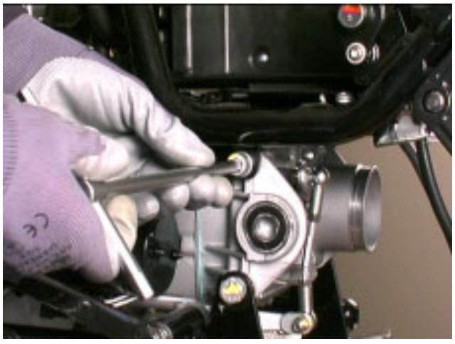 MOTO GUZZI NEVADA CLASSIC 750 IE - REPOSE DU MOTEUR DANS LE CADRE - 4