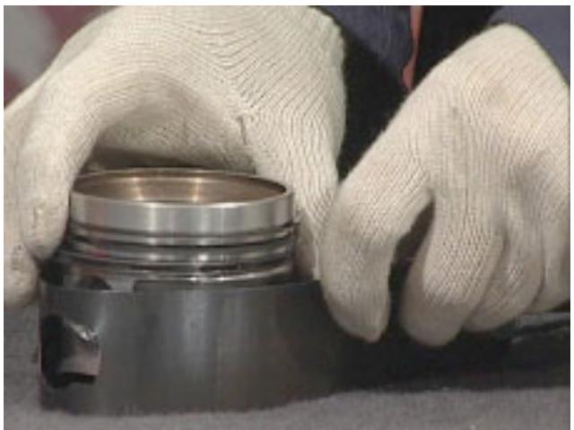 MOTO GUZZI NEVADA CLASSIC 750 IE - REMONTAGE DES PISTONS - 1