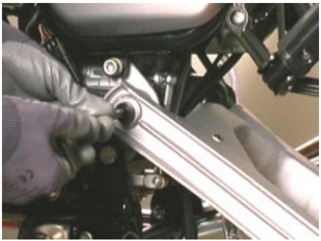 MOTO GUZZI NEVADA CLASSIC 750 IE - IMPORTANT Remonter la fourche AR. en effectuant les opérations suivantes: - 3