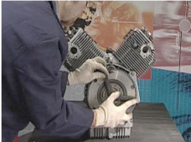 MOTO GUZZI NEVADA CLASSIC 750 IE - MONTAGE DU PLATEAU D'EMBRAYAGE ET DU DISQUE - 5