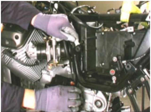 MOTO GUZZI NEVADA CLASSIC 750 IE - DÉMONTAGE DU MOTEUR DU CADRE - 21