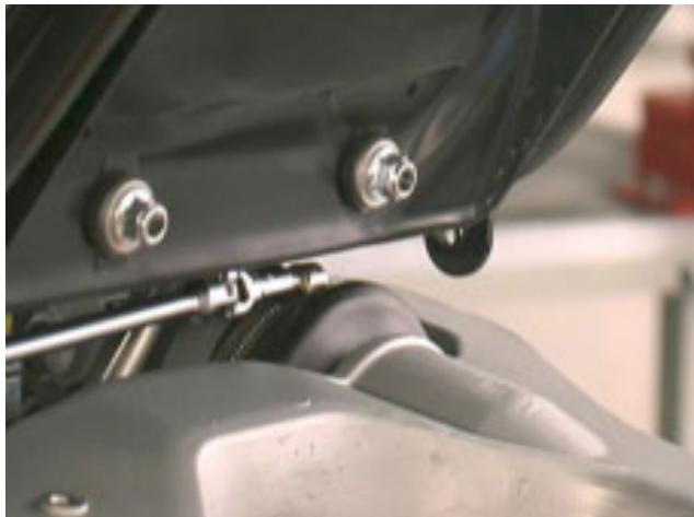 MOTO GUZZI NEVADA CLASSIC 750 IE - IMPORTANT Remonter la fourche AR. en effectuant les opérations suivantes: - 5